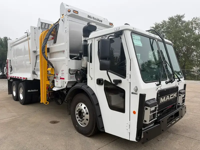 Front Passenger angle photo of an in-stock 2027 McNeilus ZR Side Loader from MacQueen