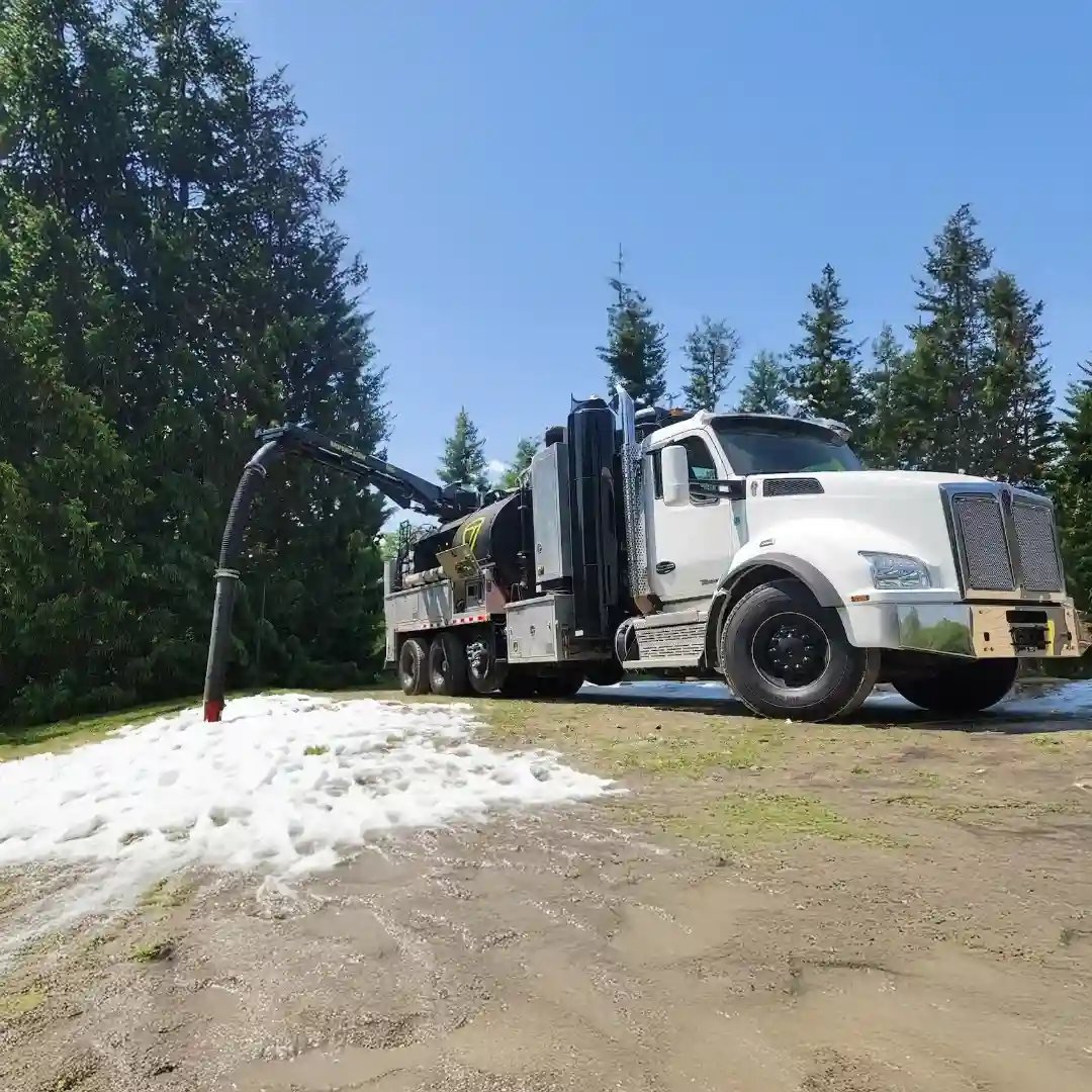 TRUVAC HXX hydro excavation truck positioned outdoors, showcasing its vacuum excavation system and debris tank designed for safe, non-destructive digging operations.