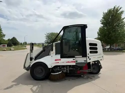 Driver side profile of a 2018 Elgin Pelican NP street sweeper.