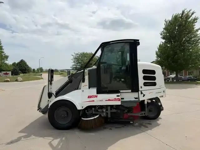 Driver side profile of a 2018 Elgin Pelican NP street sweeper.