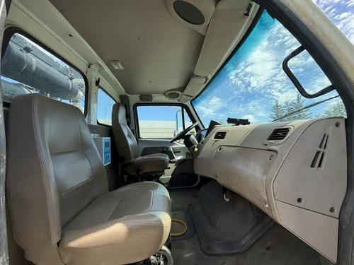 2006-vactor-2100-classic-passenger-cab-interior