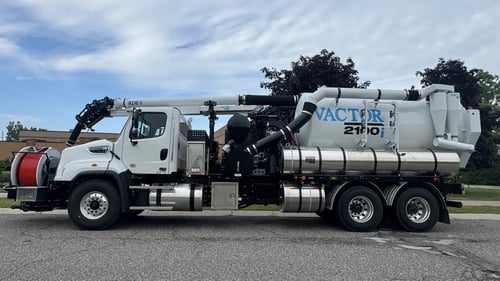 Driver side profile of Vactor 2100i PD on Freightliner chassis