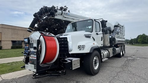 Front left angle of Vactor 2100i PD with front hose reel
