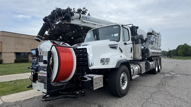 Front left angle of Vactor 2100i PD with front hose reel
