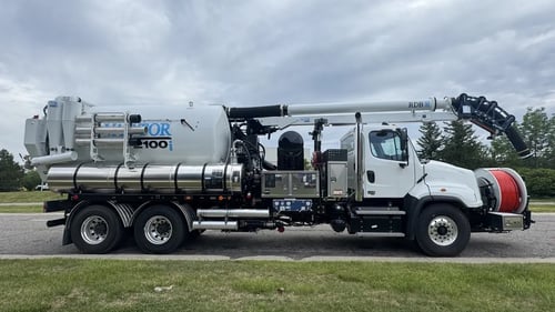 Passenger side profile of Vactor 2100i PD on Freightliner chassis
