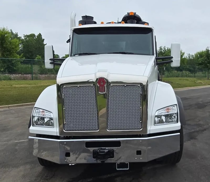 Front view of 2026 TRUVAC HXX hydro excavator mounted on Kenworth chassis