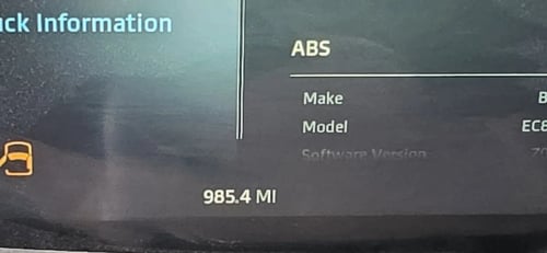 Kenworth T880 odometer showing 985.4 miles