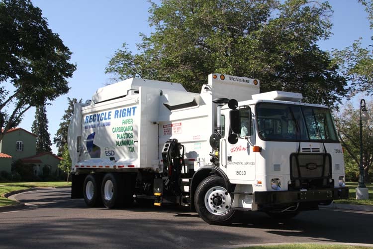 McNeilus Auto Reach Side Loader 2