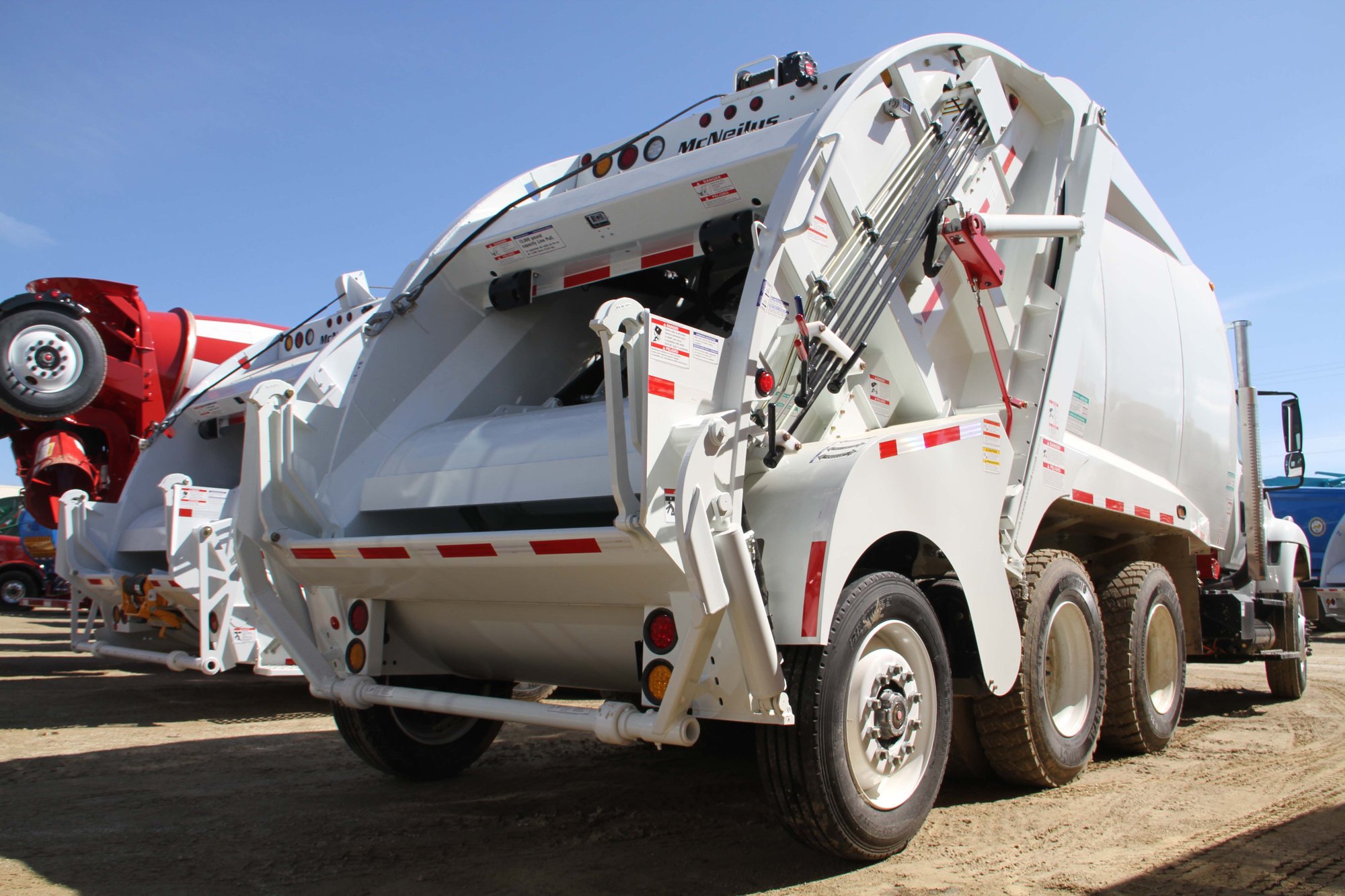 McNeilus Tag Axle Rear Loader International 4