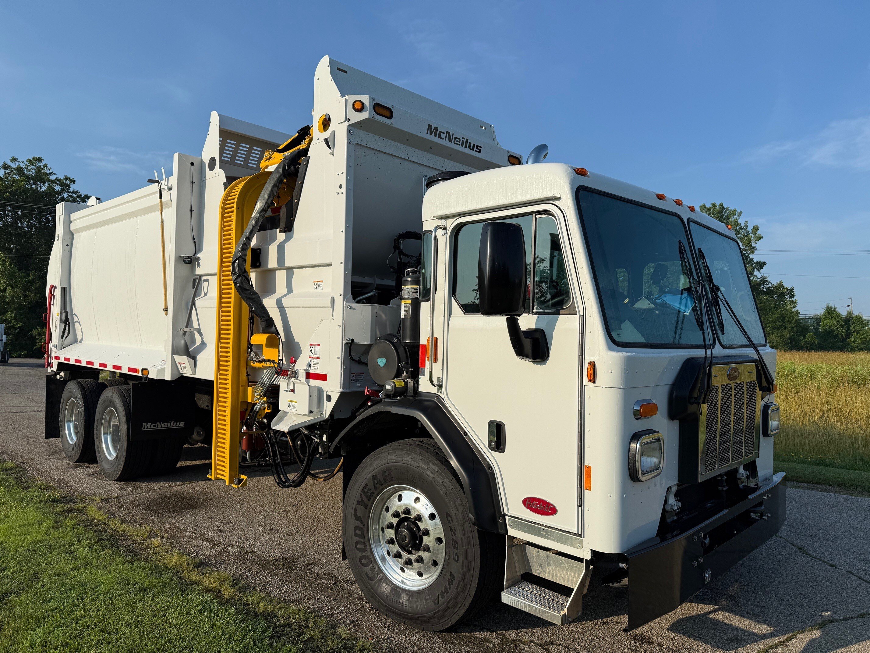 2025 McNeilus ZR | Stock C049579