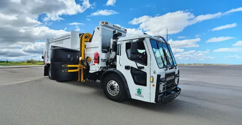 mcneilus-zr-automated-side-loader-refuse-truck